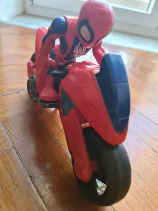 Spiderman con moto giocattolo