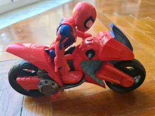Spiderman con moto giocattolo