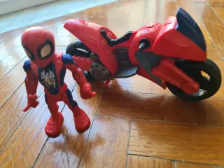 Spiderman con moto giocattolo