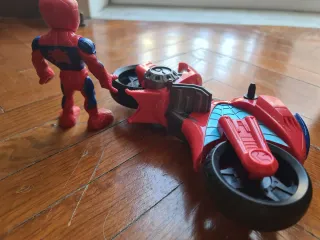 Spiderman con moto giocattolo