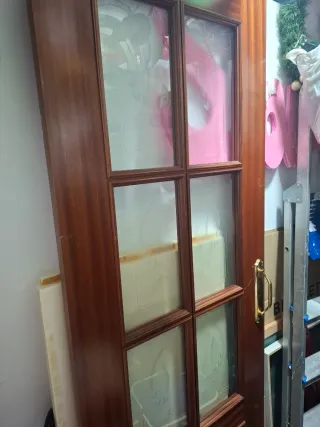 Puerta madera maciza con cristales decorados