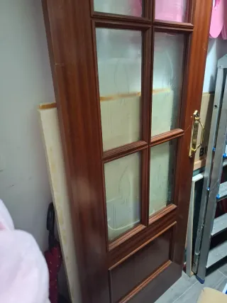 Puerta madera maciza con cristales decorados