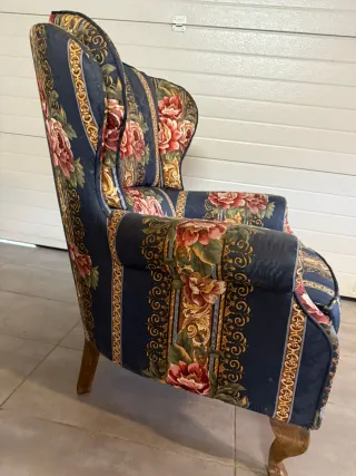 Sillón orejero clásico floral