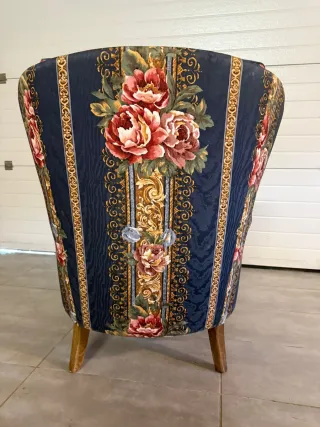 Sillón orejero clásico floral