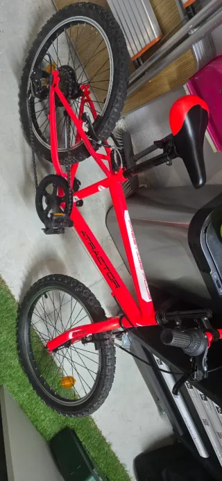 Bicicleta infantil ATRACTOR roja casi nueva