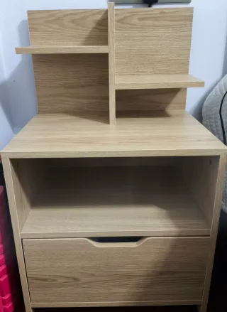 Mesita de noche madera clara con cajón