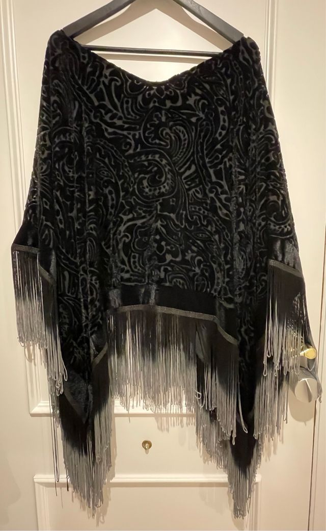 Poncho Terciopelo Negro con Flecos Plateados