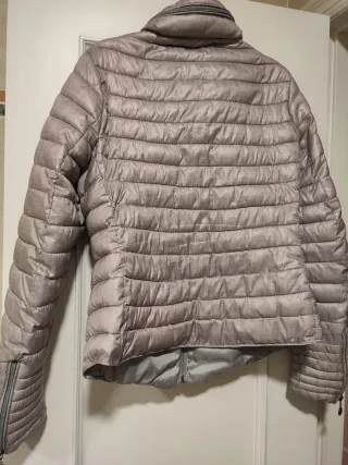 Cazadora acolchada gris plateado