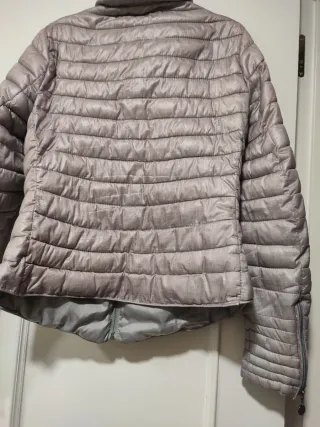 Cazadora acolchada gris plateado