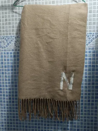 Bufanda calentita beige con letra N