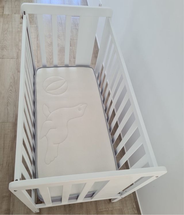 Culla bianca per neonato