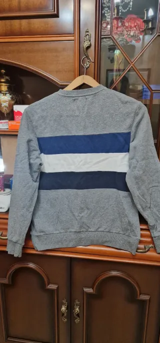 Sudadera gris con rayas azules y blancas Talla S