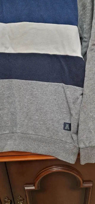 Sudadera gris con rayas azules y blancas Talla S