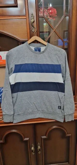 Sudadera gris con rayas azules y blancas Talla S