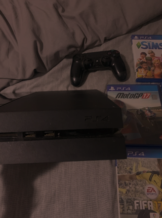 PS4 (PlayStation 4) Negra + Mando y 5 Juegos