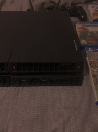 PS4 (PlayStation 4) Negra + Mando y 5 Juegos