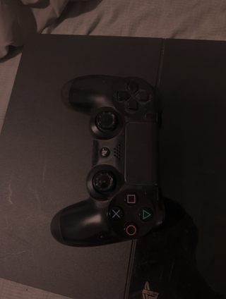 PS4 (PlayStation 4) Negra + Mando y 5 Juegos