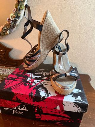 Sandali con zeppa DANE ROSE neri e oro