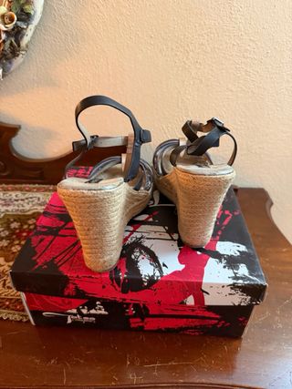 Sandali con zeppa DANE ROSE neri e oro