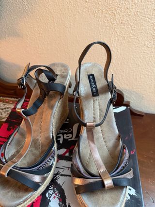 Sandali con zeppa DANE ROSE neri e oro