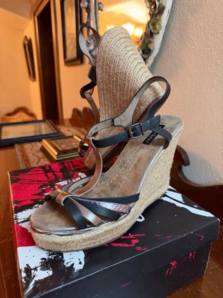 Sandali con zeppa DANE ROSE neri e oro