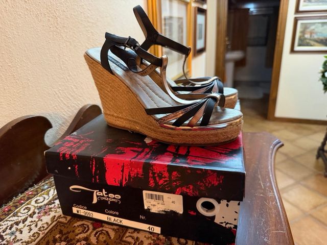 Sandali con zeppa DANE ROSE neri e oro