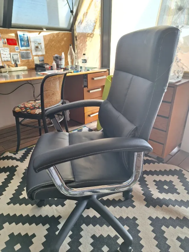 Silla de escritorio ergonómica negra