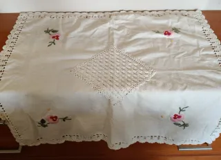 Tovaglietta ricamata e uncinetto