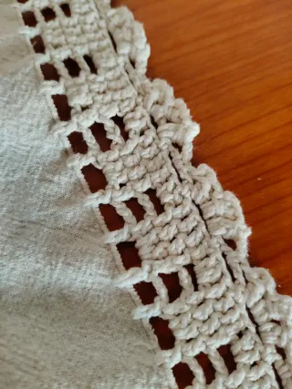 Tovaglietta ricamata e uncinetto