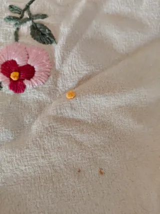 Tovaglietta ricamata e uncinetto