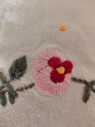 Tovaglietta ricamata e uncinetto