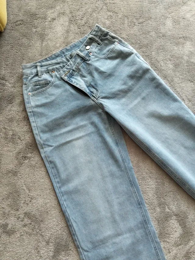 Jeans chiari gamba dritta  Vestibilità tg 44