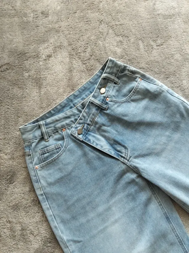 Jeans chiari gamba dritta  Vestibilità tg 44