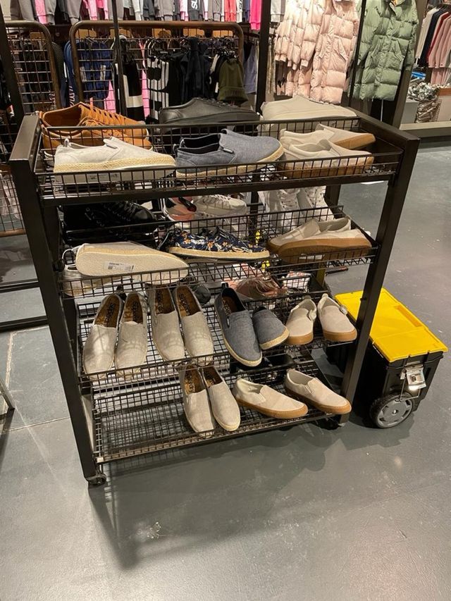 Carro expositor metálico negro