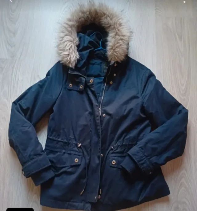 Parka Zara azul marino con capucha