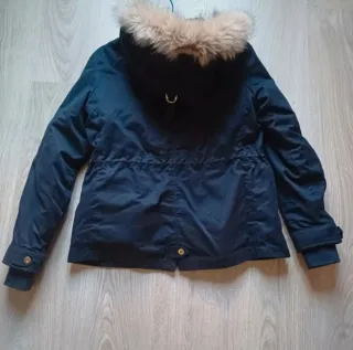 Parka Zara azul marino con capucha