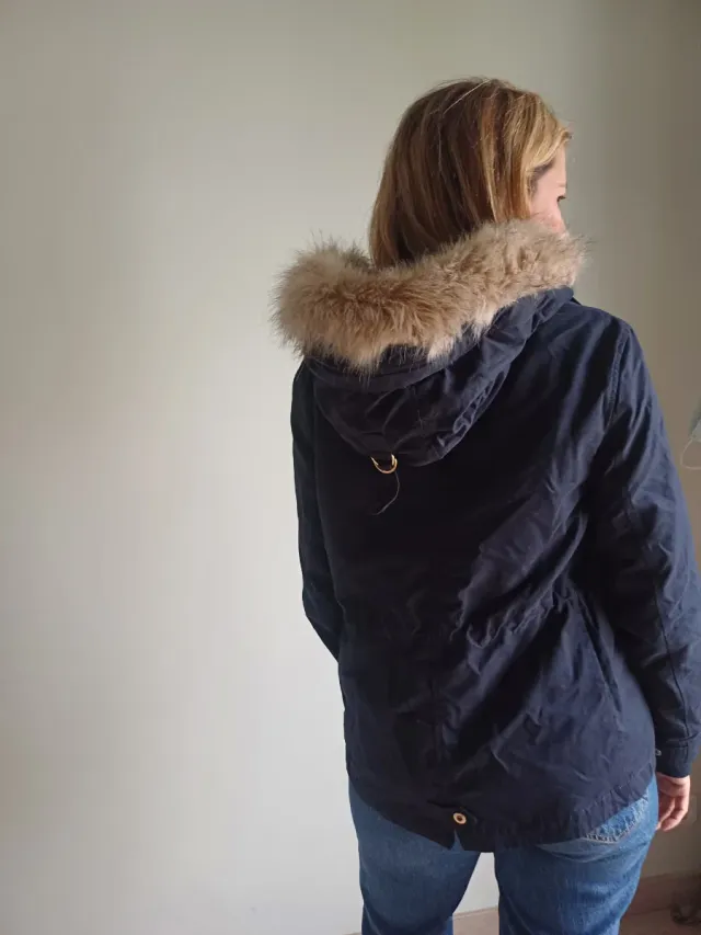 Parka Zara azul marino con capucha