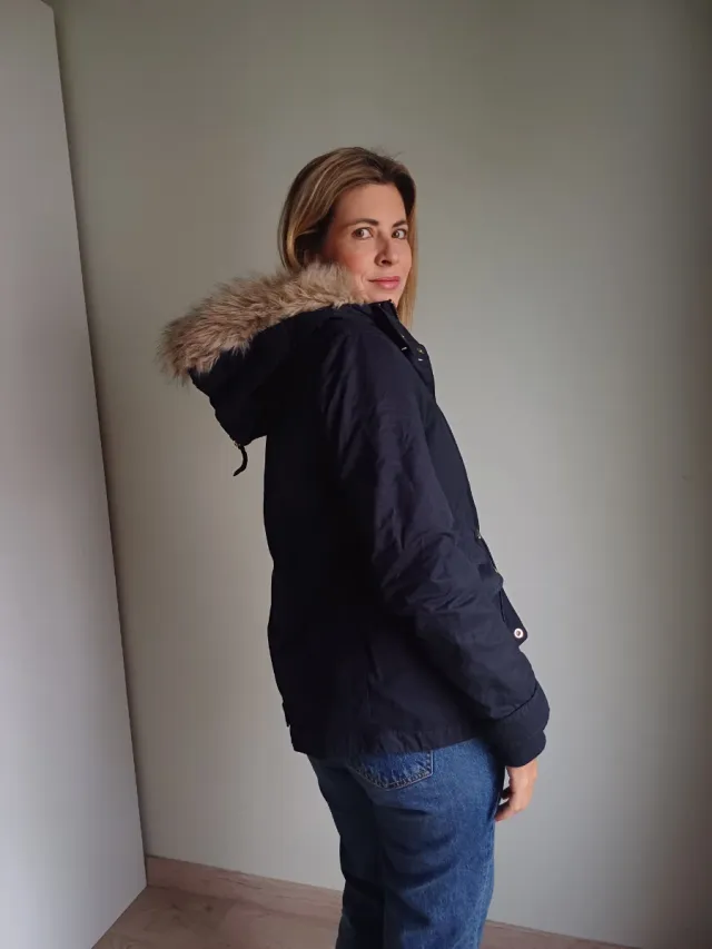 Parka Zara azul marino con capucha