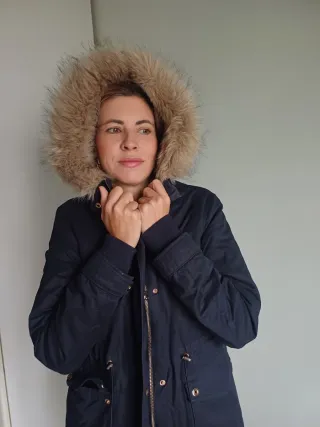 Parka Zara azul marino con capucha