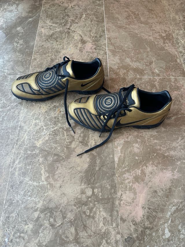 Nike Botas de Fútbol césped Doradas