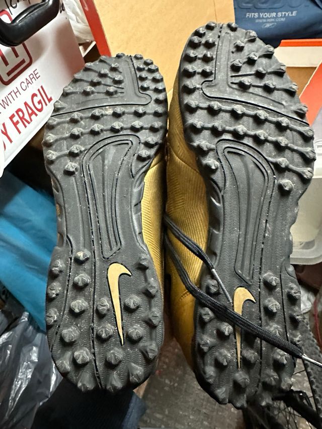 Nike Botas de Fútbol césped Doradas