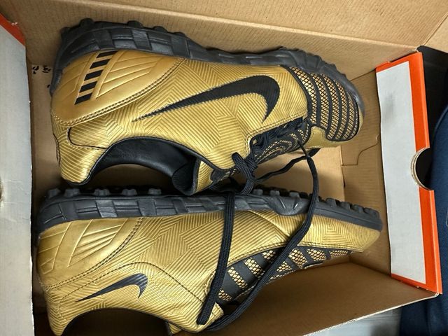 Nike Botas de Fútbol césped Doradas