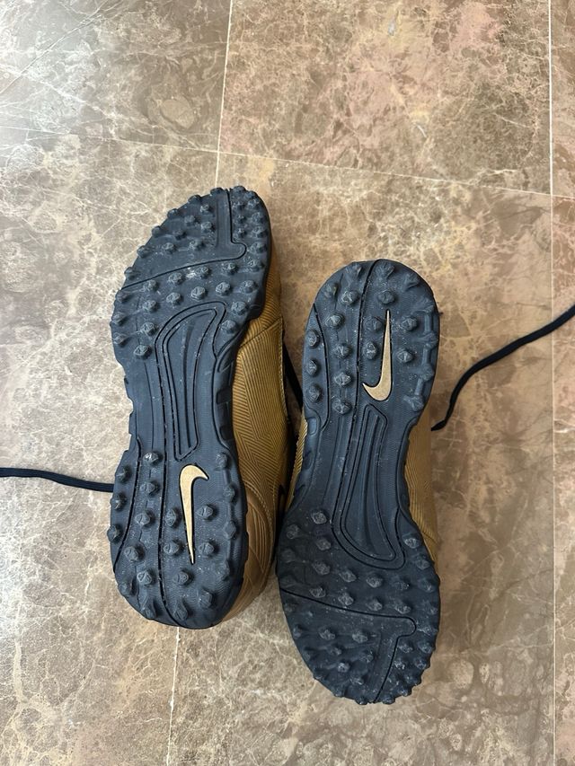 Nike Botas de Fútbol césped Doradas