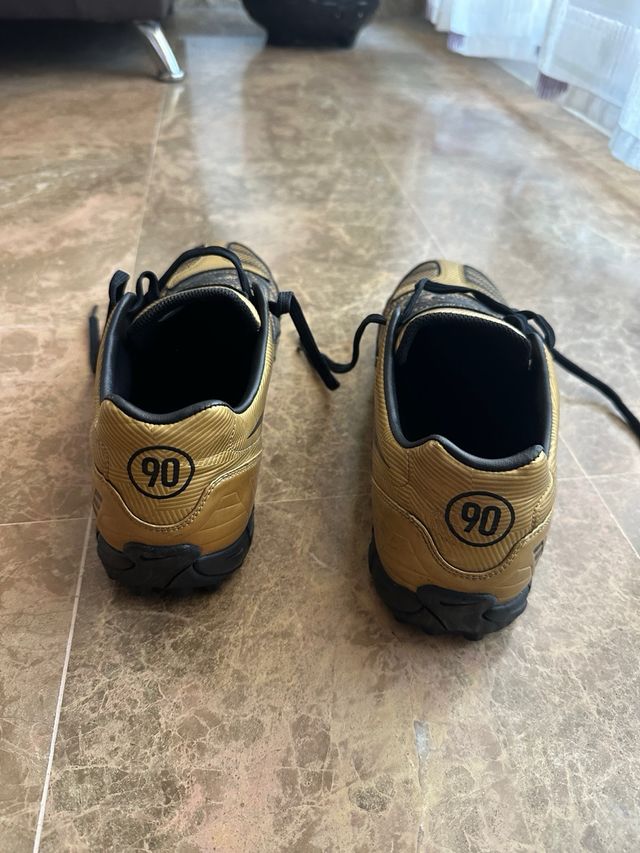 Nike Botas de Fútbol césped Doradas