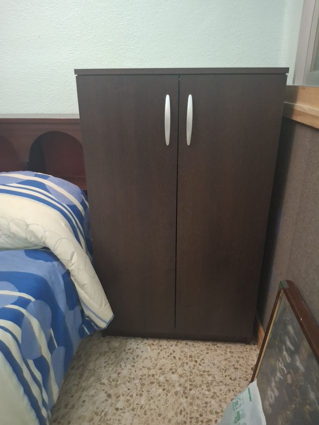 Mueble de madera marrón