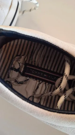 Scarpe Tommy Hilfiger bianche con strisce rosse