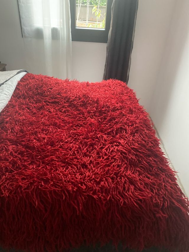 Edredón o alfombra de lana roja