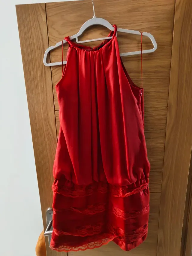 Vestido rojo con encaje