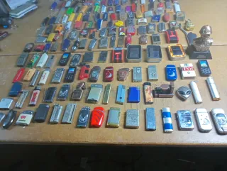 Lotto di 200 accendini vintage