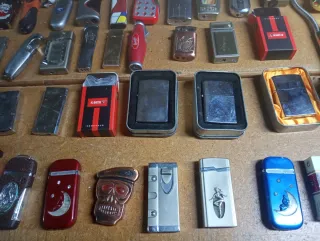 Lotto di 200 accendini vintage